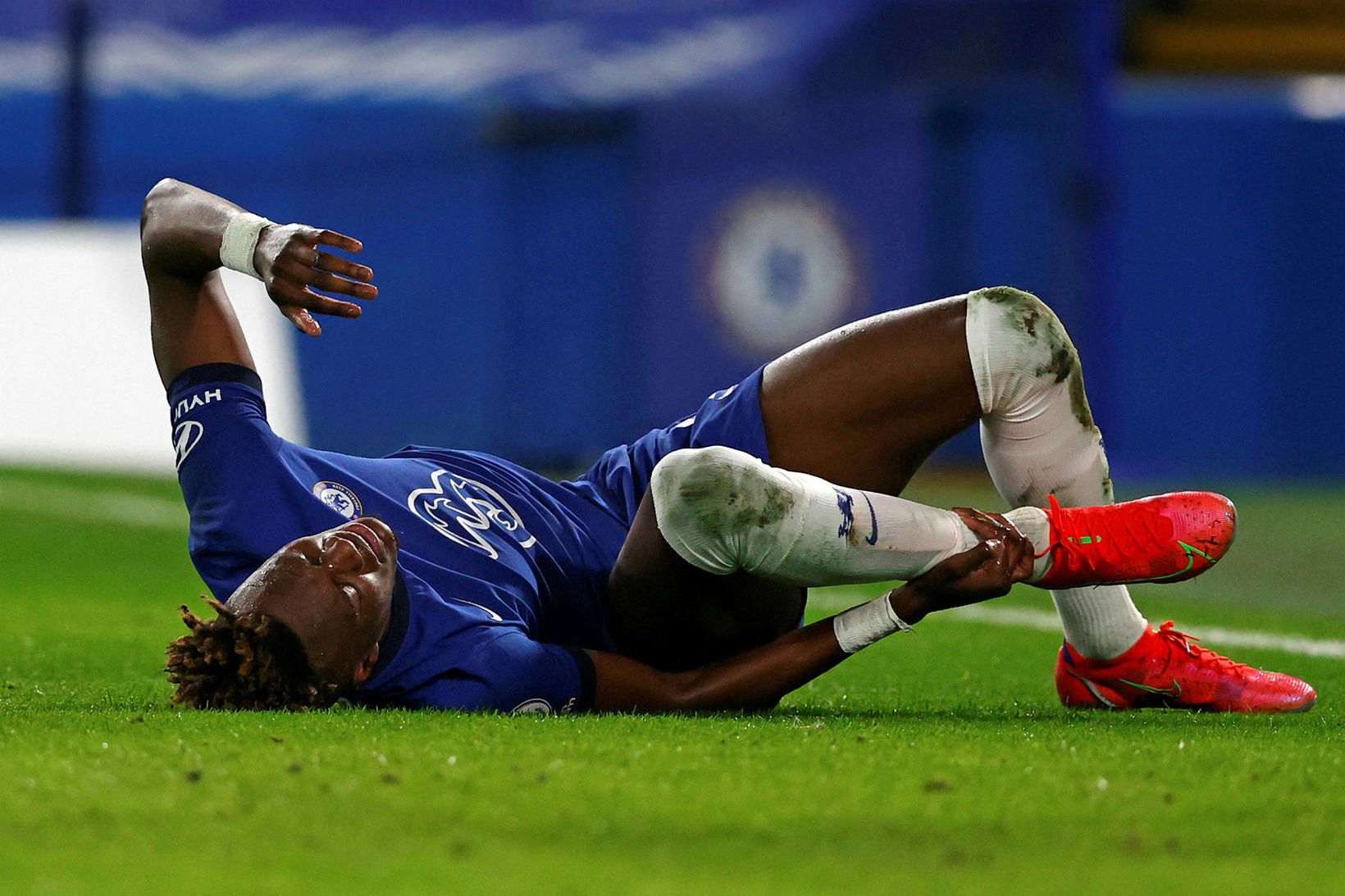 Tammy Abraham lá óvigur á vellinum áður en hann haltraði …