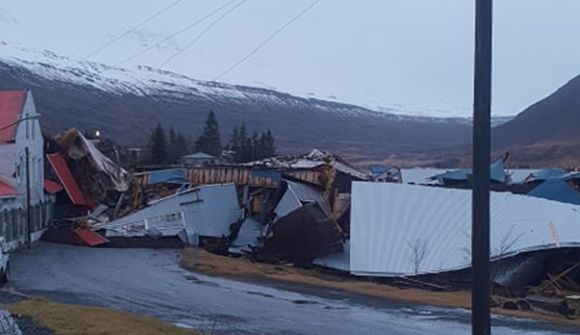 Skjalasafnið grafið undir þungu hlassi af aur