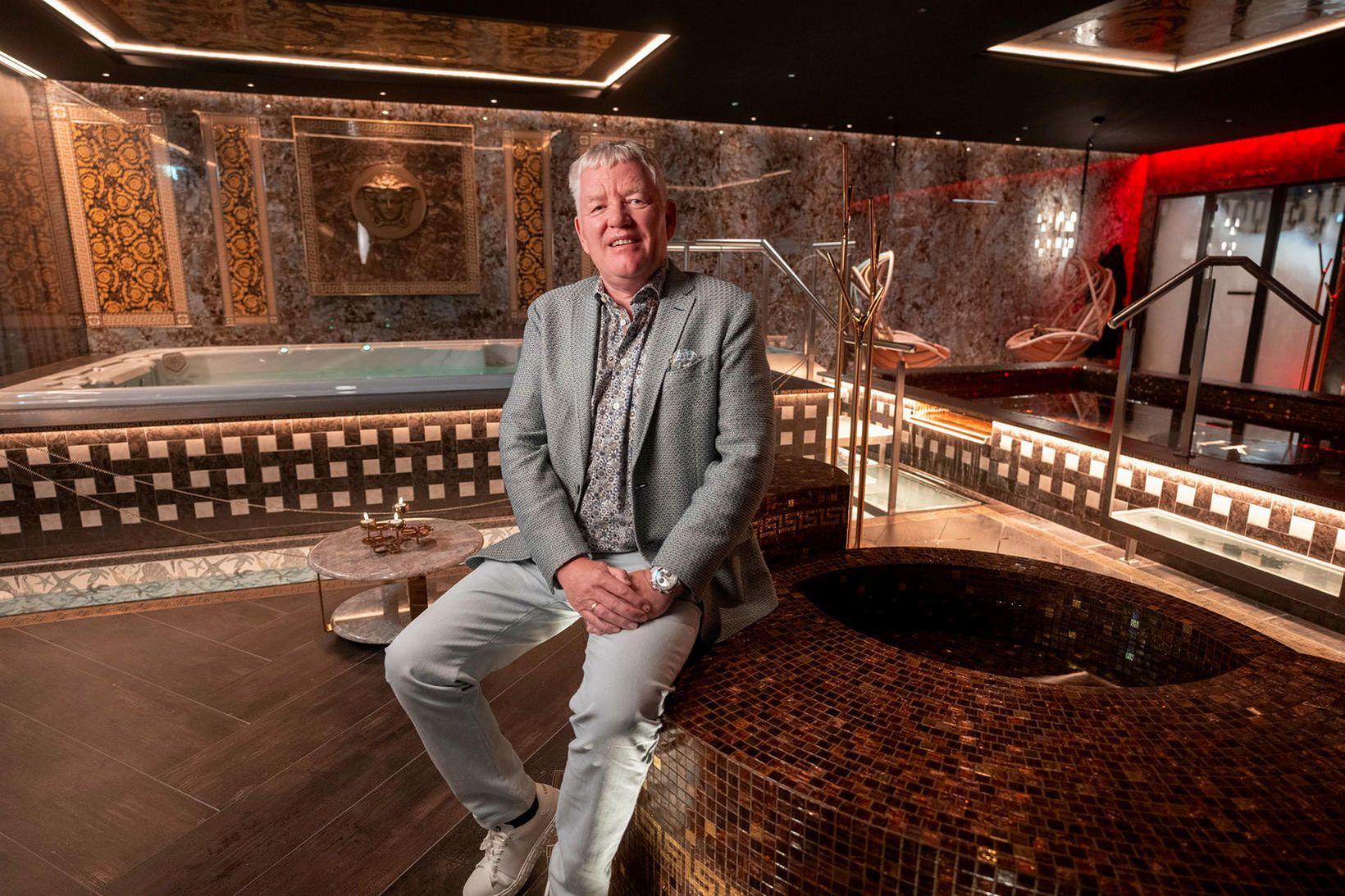 Steinþór Jónsson við heitu pottana í KEF Spa & Fitness.
