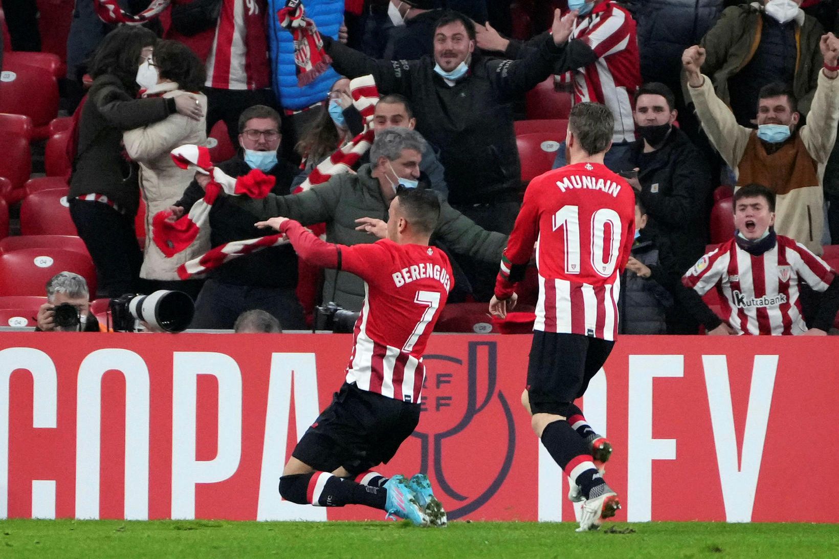 Alex Berenguer fagnar sigurmarki Athletic Bilbao gegn Real Madrid.