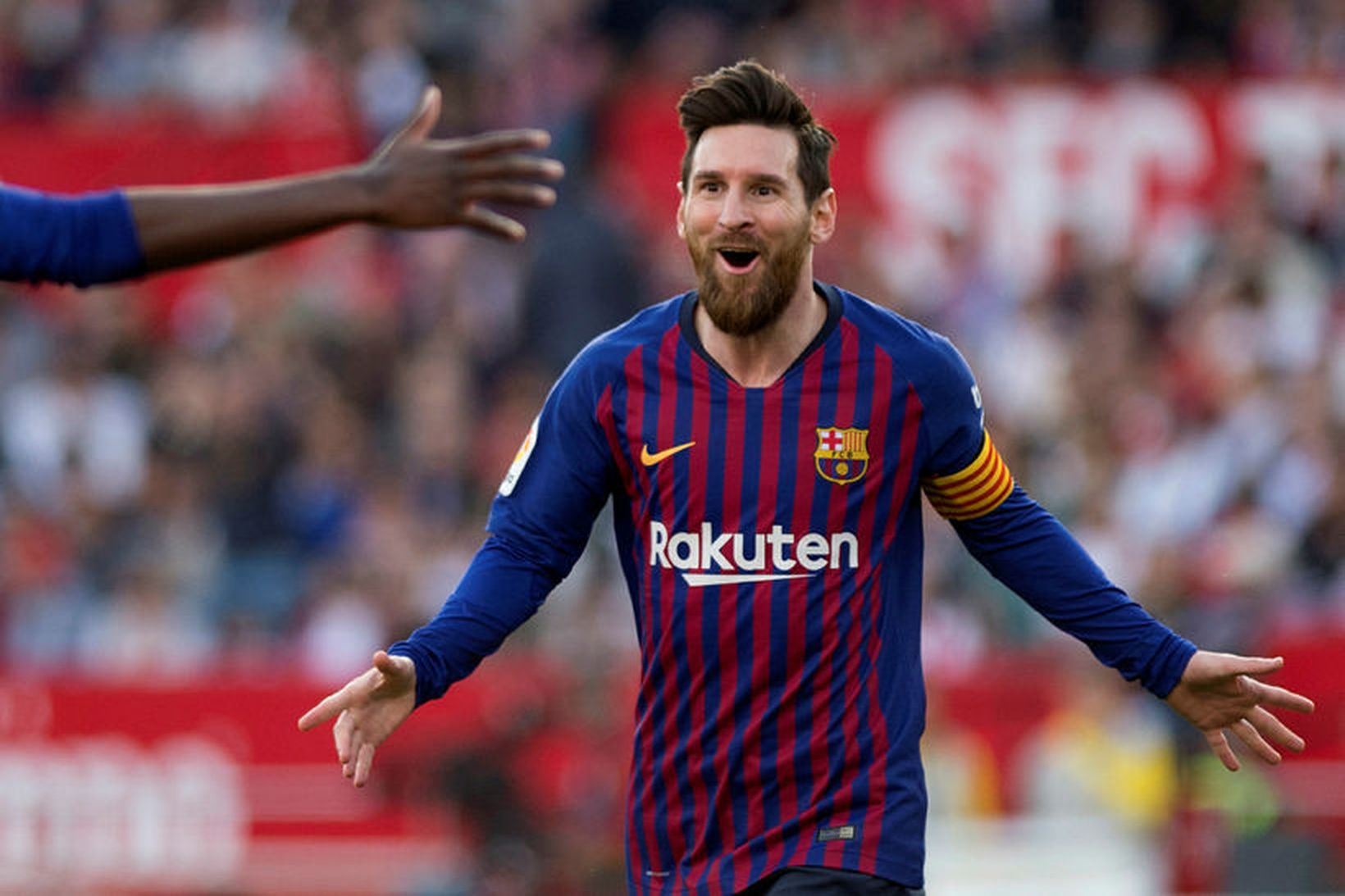 Lionel Messi fagnar einu af þremur mörkum sínum í dag.