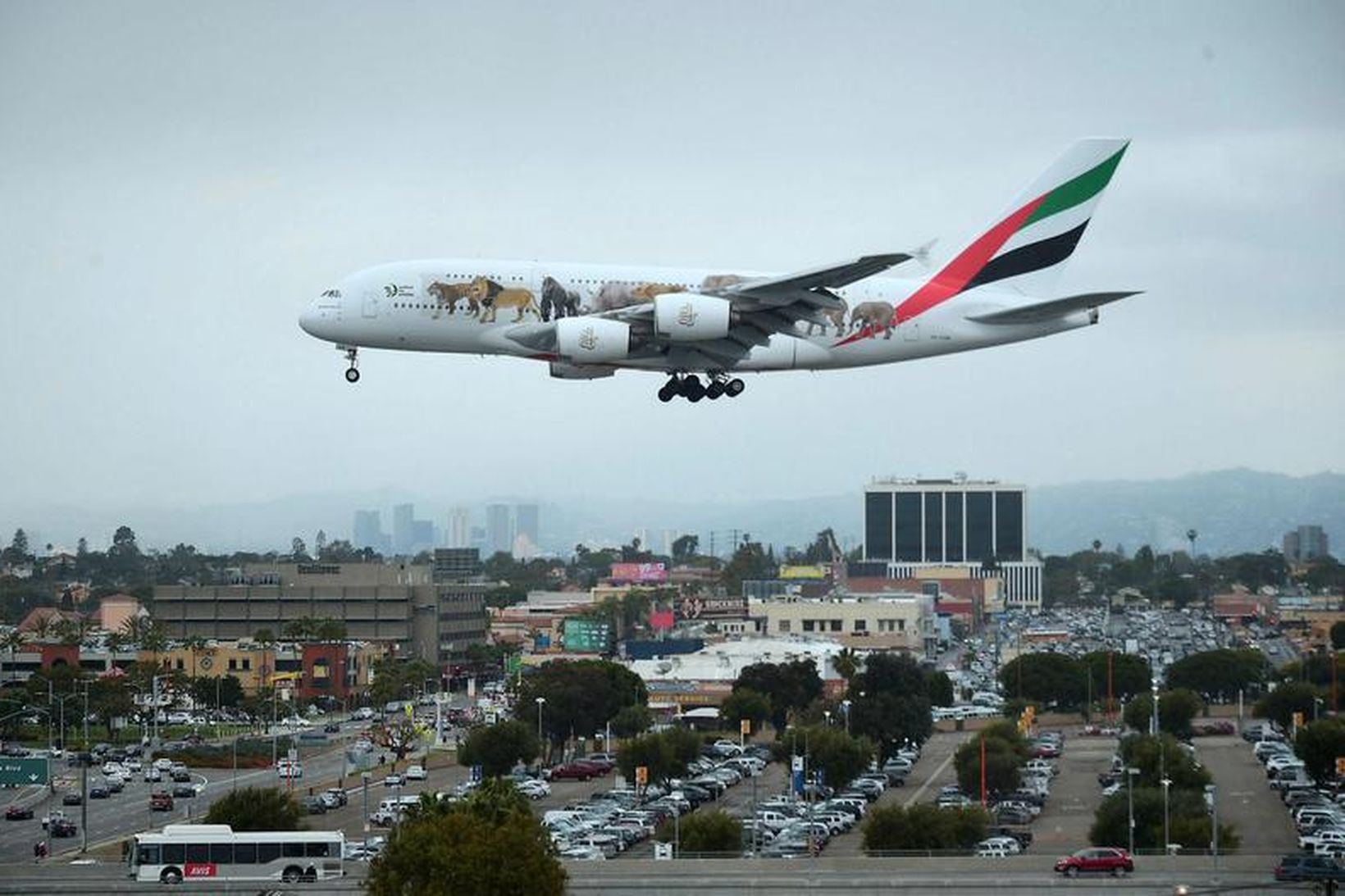 Vél Emrirates-flugfélagsins býr sig til lendingar í Los Angeles eftir …