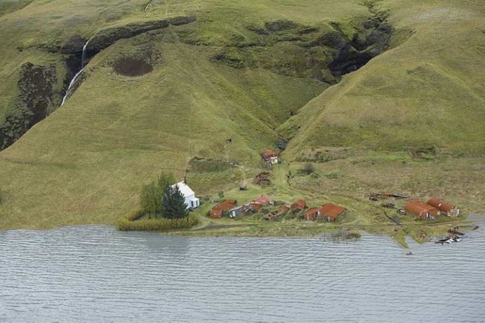 Bærinn Svínadalur var nálægt vatnsborðinu.