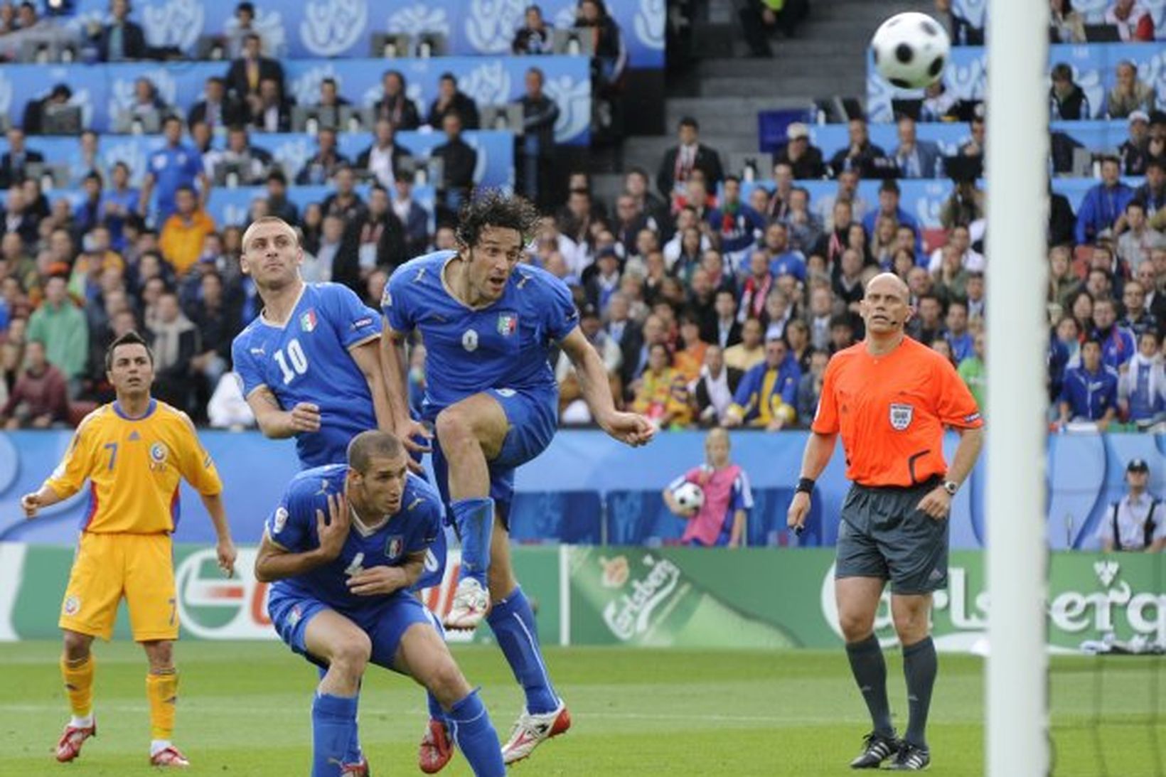 Luca Toni að skora markið sem dæmt var af.