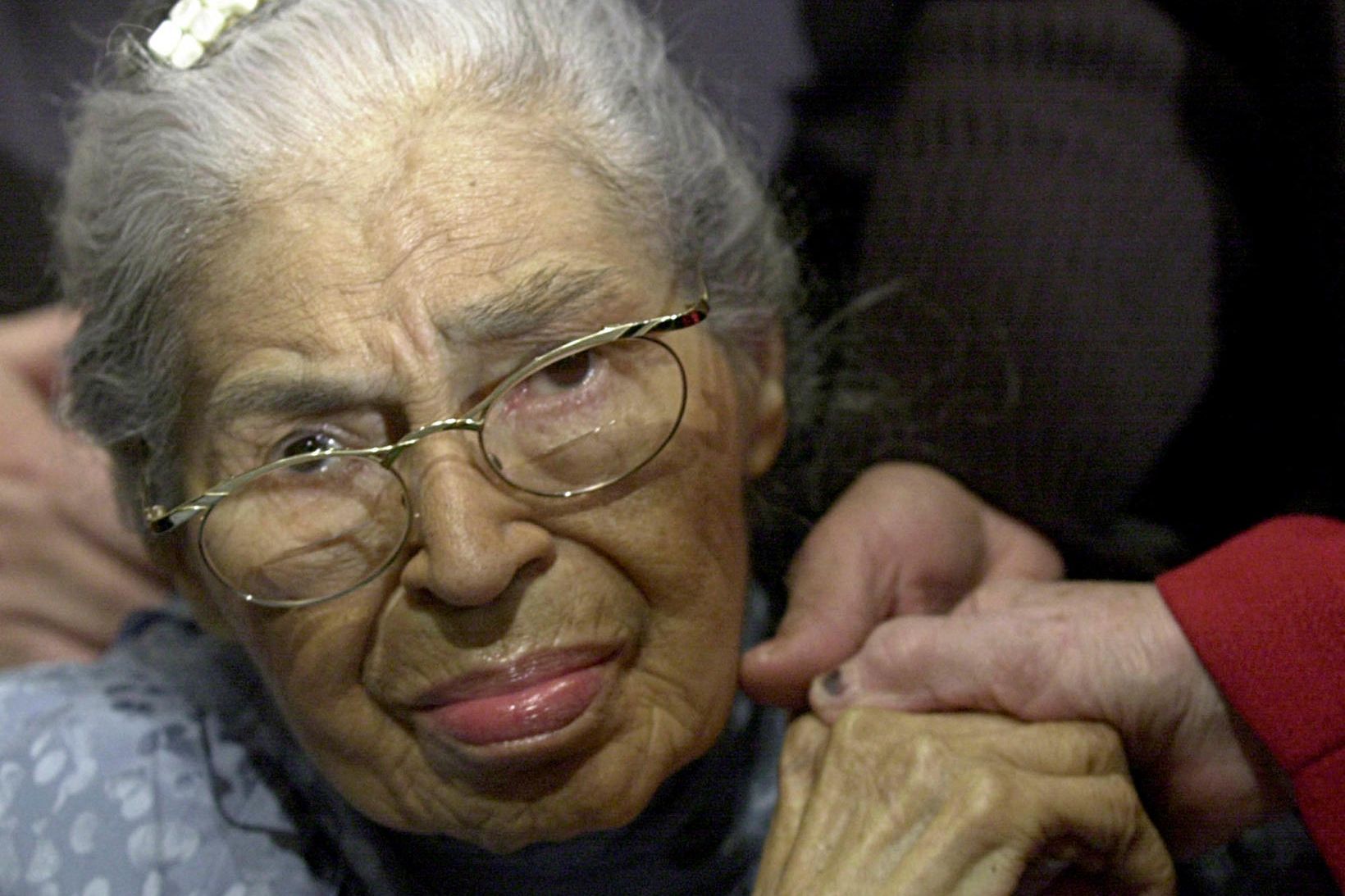 Rosa Parks árið 2001. Hún lést fjórum árum síðar, 92 …