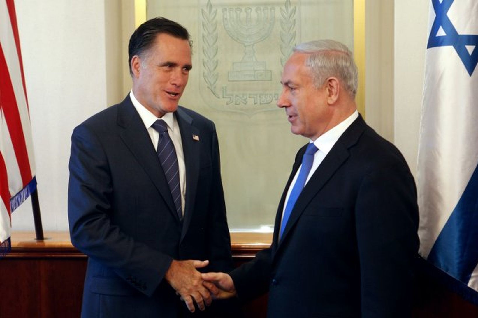 Benjamin Netanyahu og Mitt Romney heilsast við upphaf fundar þeirra …