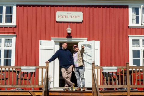 Gunnar Karl og Sverrir Þór Sverrisson fara í ævintýraferðir um ýmsar eyjar landsins og halda …