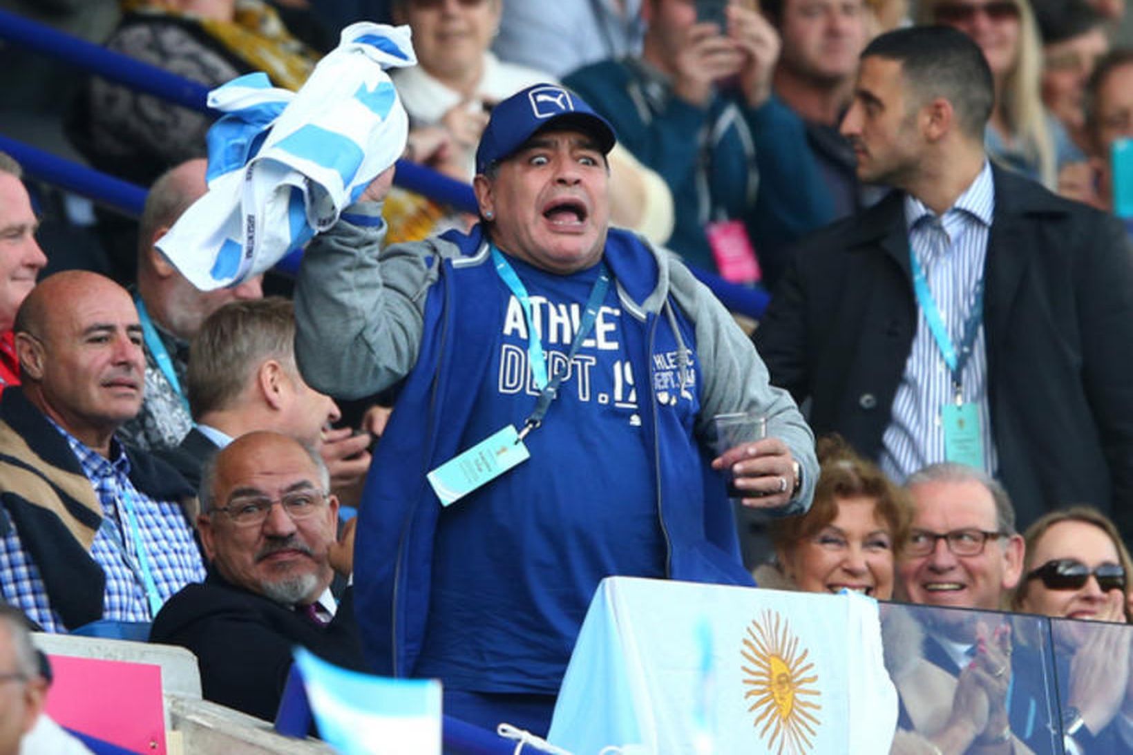 Diego Armando Maradona er í miklu stuði í Englandi þessa …
