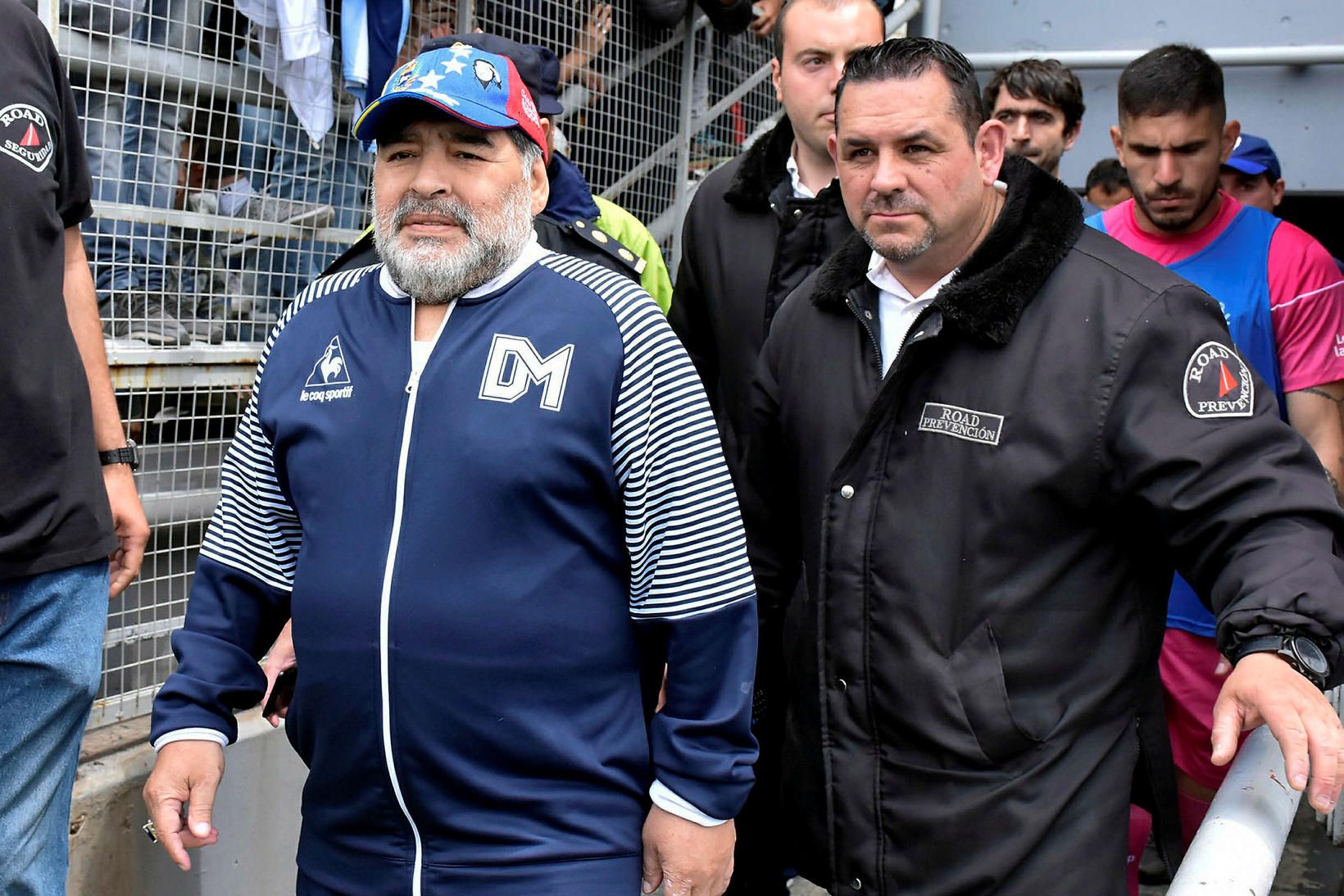 Diego Maradona mætir í leikinn í gær.