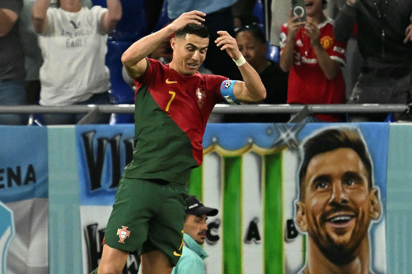 Cristiano Ronaldo fagnar marki sem hann skoraði fyrir Portúgal gegn …