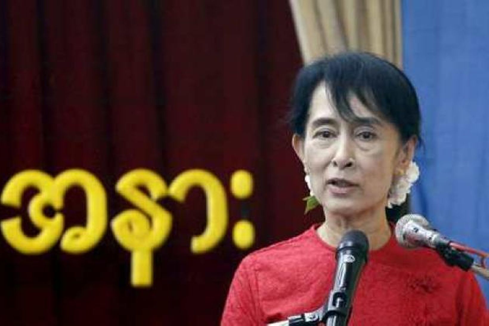 Aung San Suu Kyi ávarpar samkomu á laugardag.
