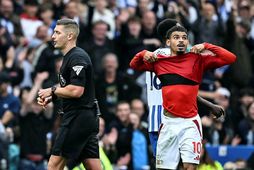 Morgan Gibbs-White gengur svekktur af velli eftir að hann fékk rauða spjaldið.