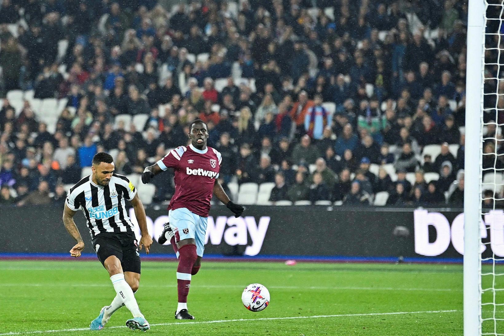 Newcastle United og West Ham United eru bæði með auglýsingar …