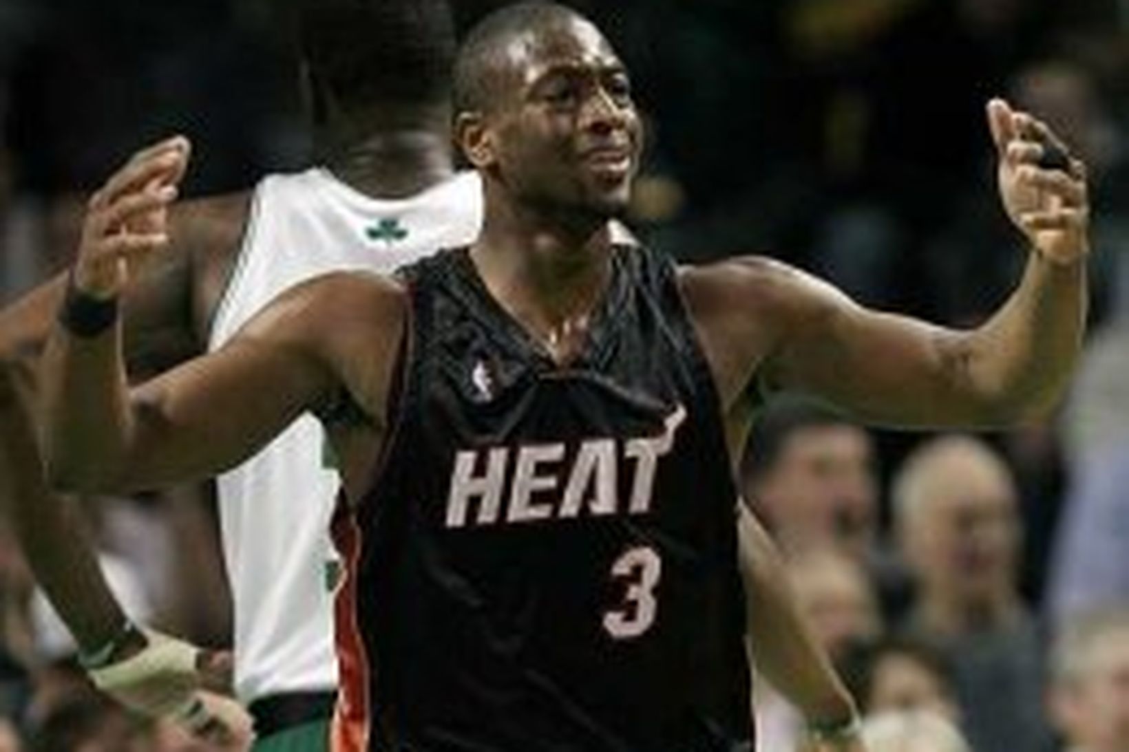 Dwyane Wade kvartar við dómarana í leiknum í nótt.