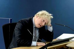 Boris Johnson við skýrslutökuna í dag.