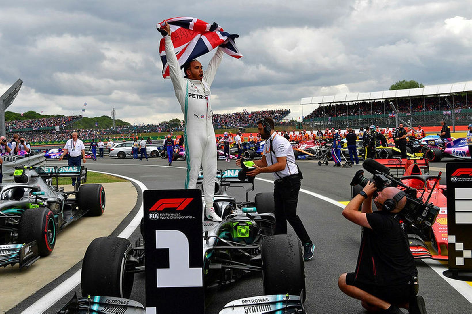 Lewis Hamilton veifar breska fánanum eftir sigurinn í Silverstone.