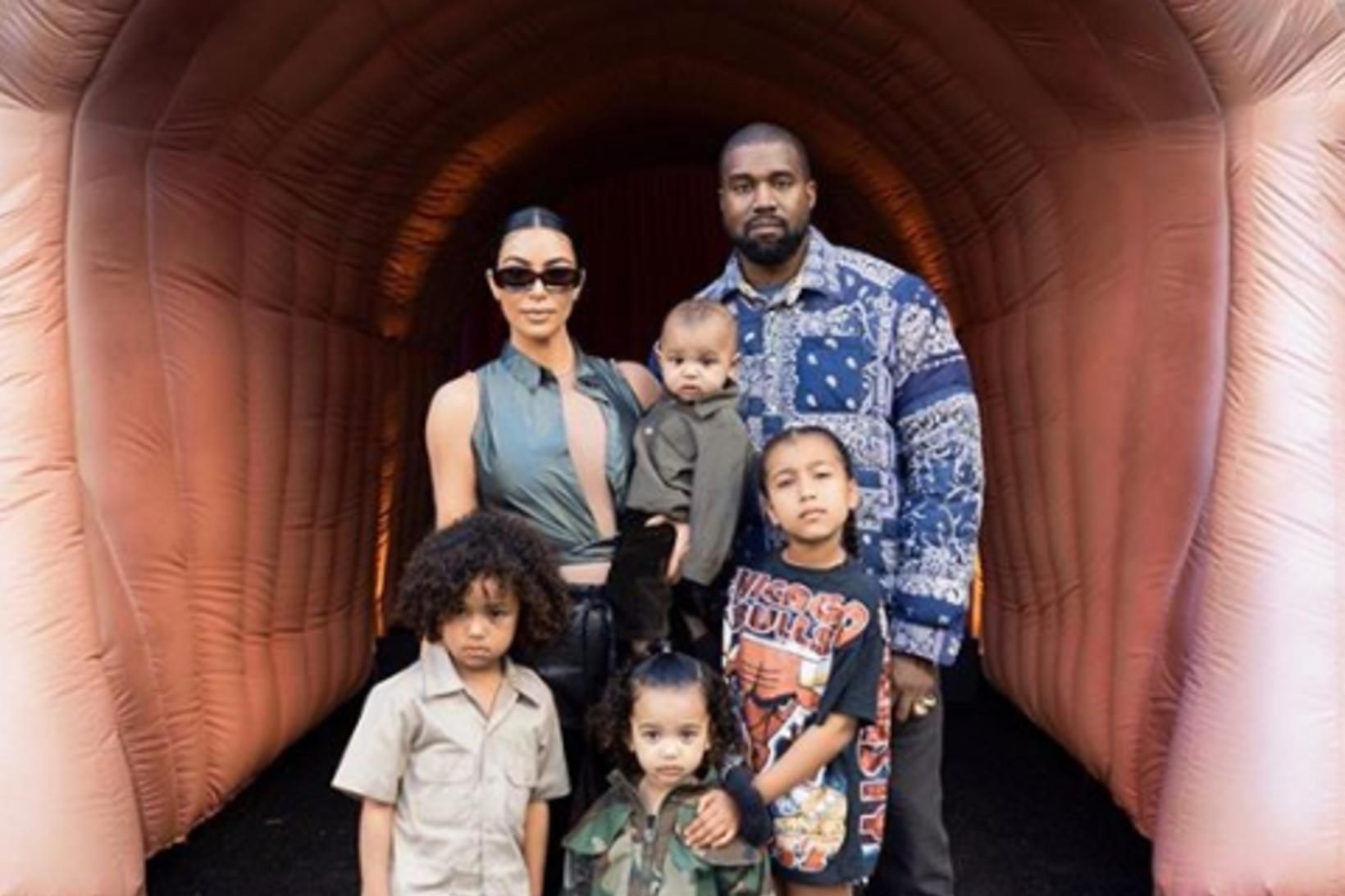 Kim, Kanye og börn þeirra fjögur.
