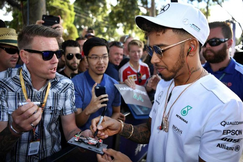 Lewis Hamilton sinnir unnendum formúlunnar fyrir fyrstu æfinguna í Melbourne í morgun.