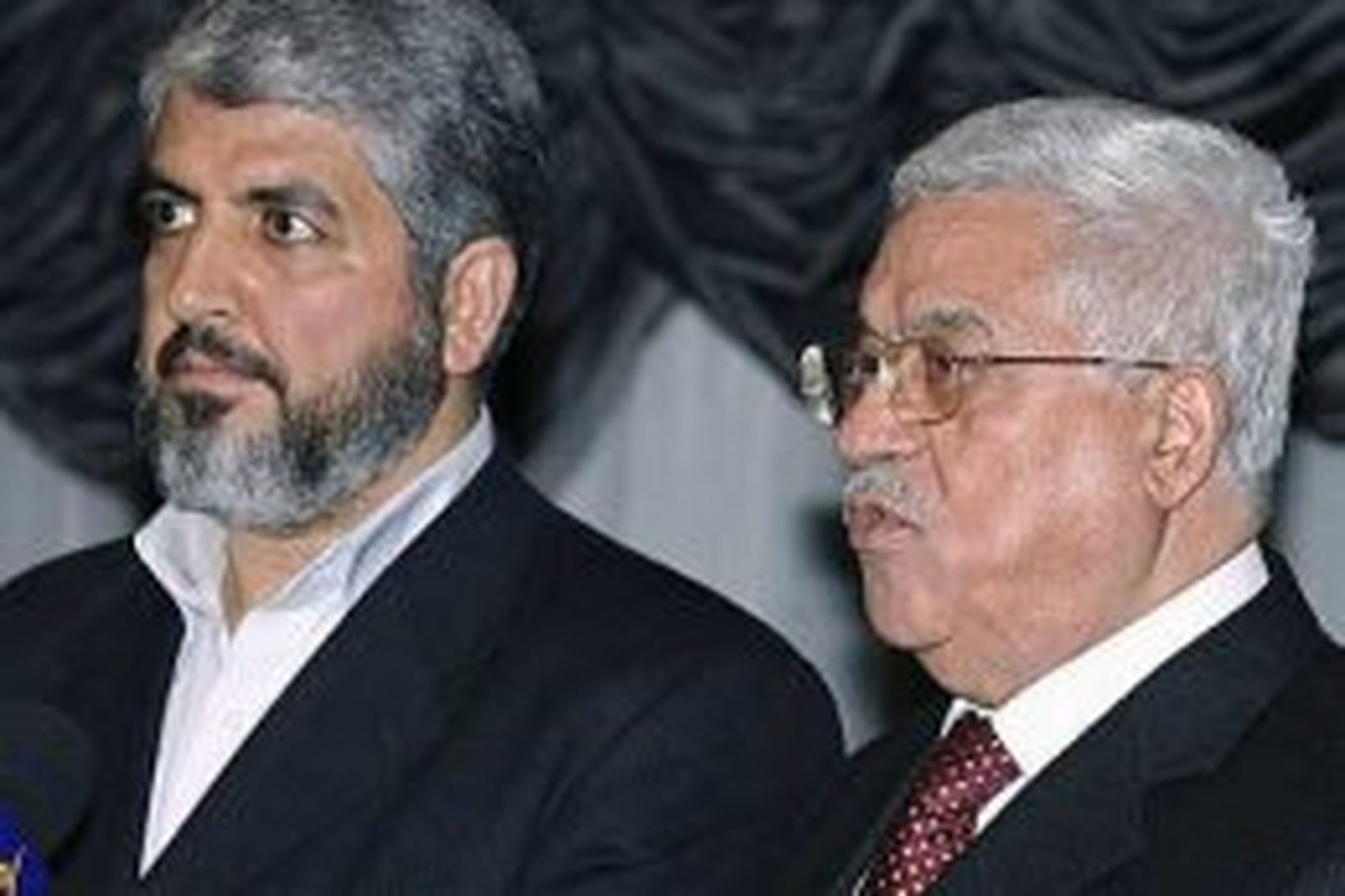 Mahmoud Abbas og Khaled Meshaal á fundi með blaðamönnum eftir …