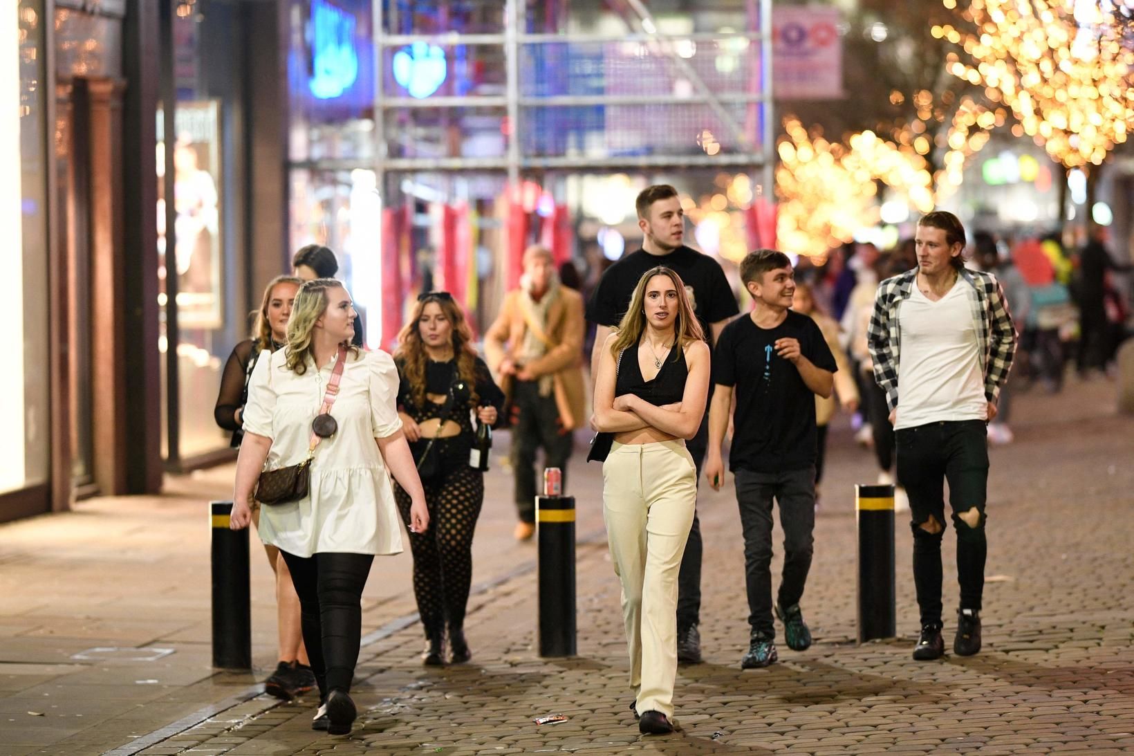 Fólk á gangi í Manchester á gamlárskvöld.