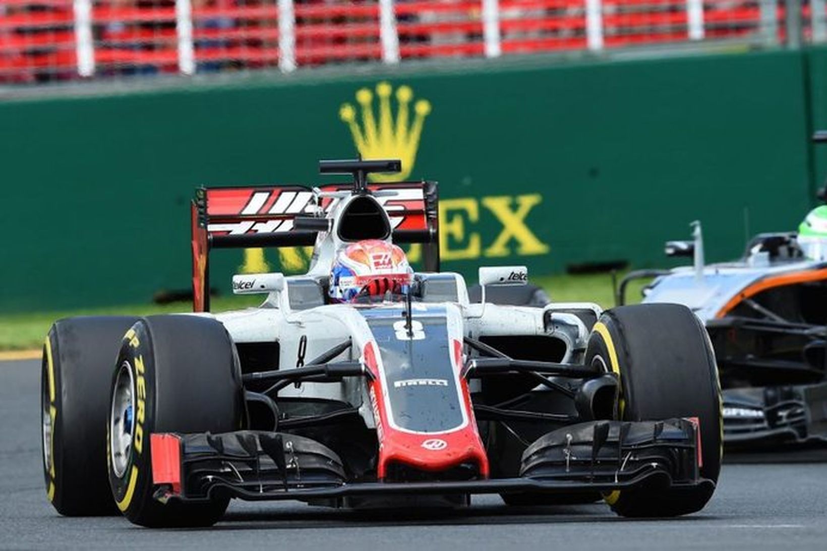 Romain Grosjean hjá Haas á ferð í Melbourne, á eftir …