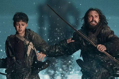 Spike (Alfie Williams) og Jamie (Aaron Taylor-Johnson) með risastóran uppvakning á hælunum.