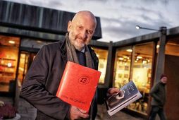 Jón Ármann Steinsson með bókina og gögnin. Hluti þeirra er nú á sveimi á internetinu …