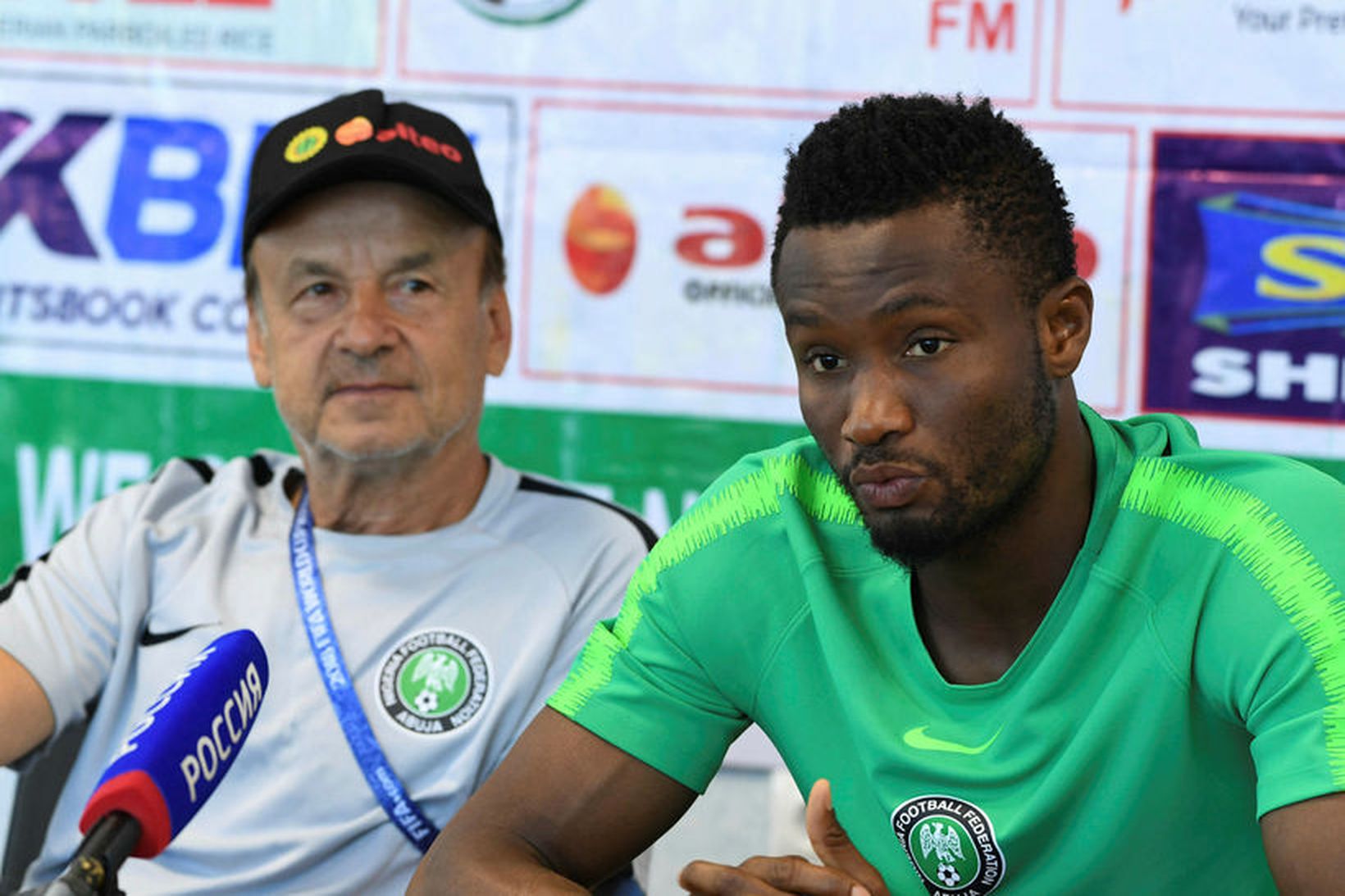 Gernot Rohr þjálfari Nígeríu og John Obi Mikel fyrirliði á …