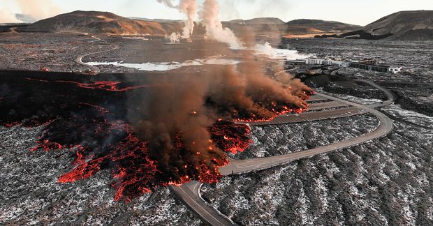 Eins og sjá má er stór hluti bílastæðisins við Bláa lónið kominn undir hraun og …