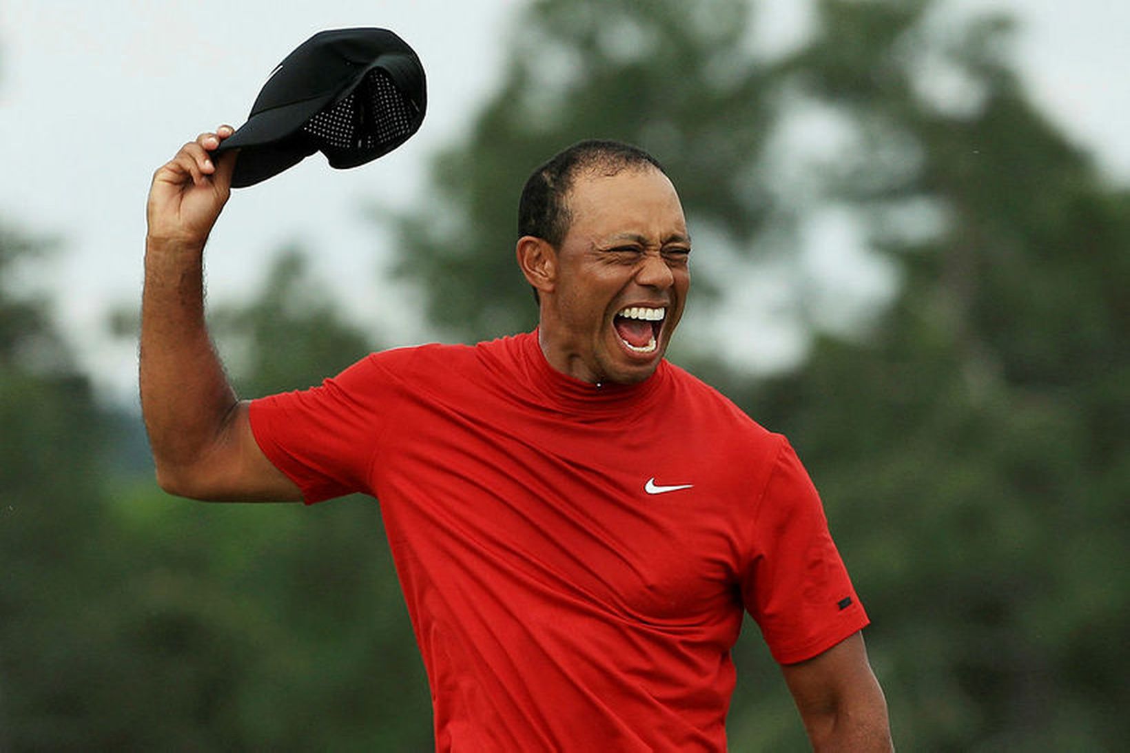 Tiger Woods fagnar sigri sínum í gær.