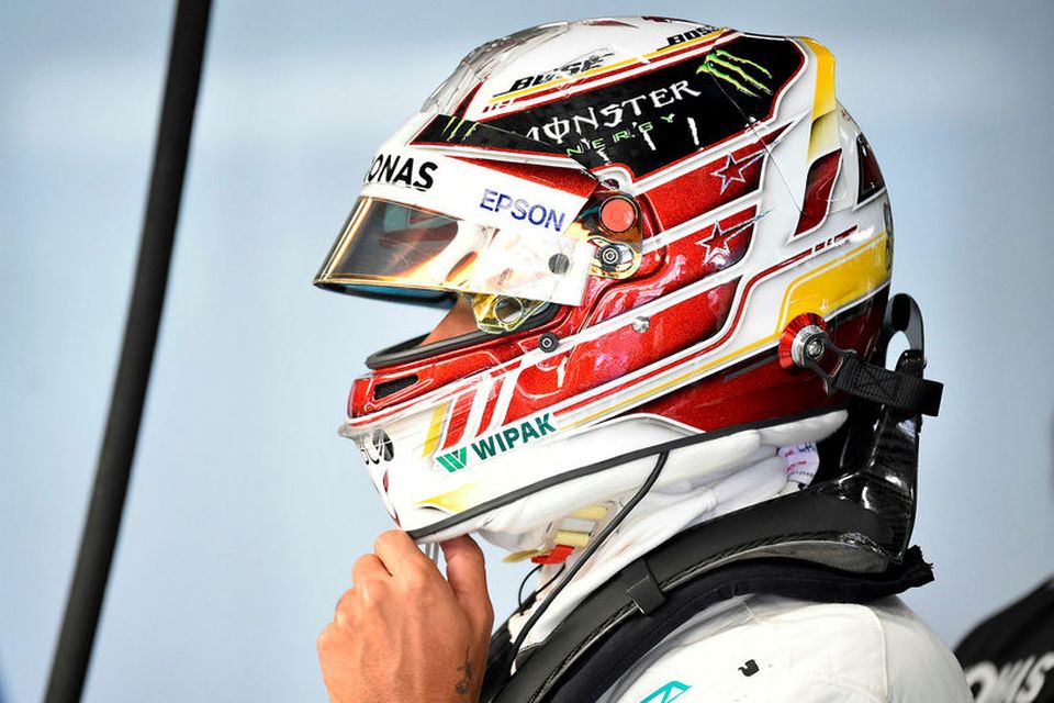 Lewis Hamilton skellir hjálminum á sig fyrir nýja aksturslotu á æfingunni í Spa í morgun.