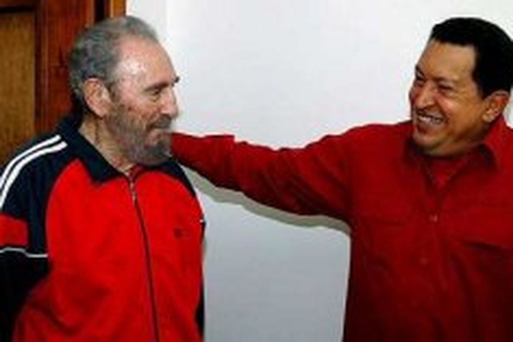 Fidel Castro ásamt Hugo Chavez forseta Venesúela, en saman standa …