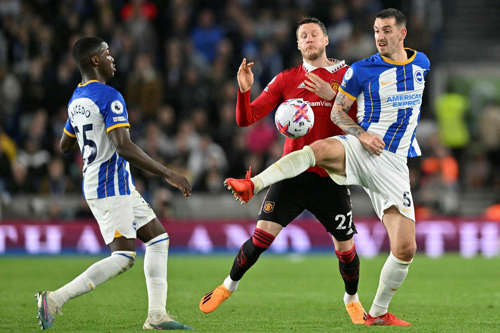 Wout Weghorst í baráttu við Lewis Dunk í leik Manchester …