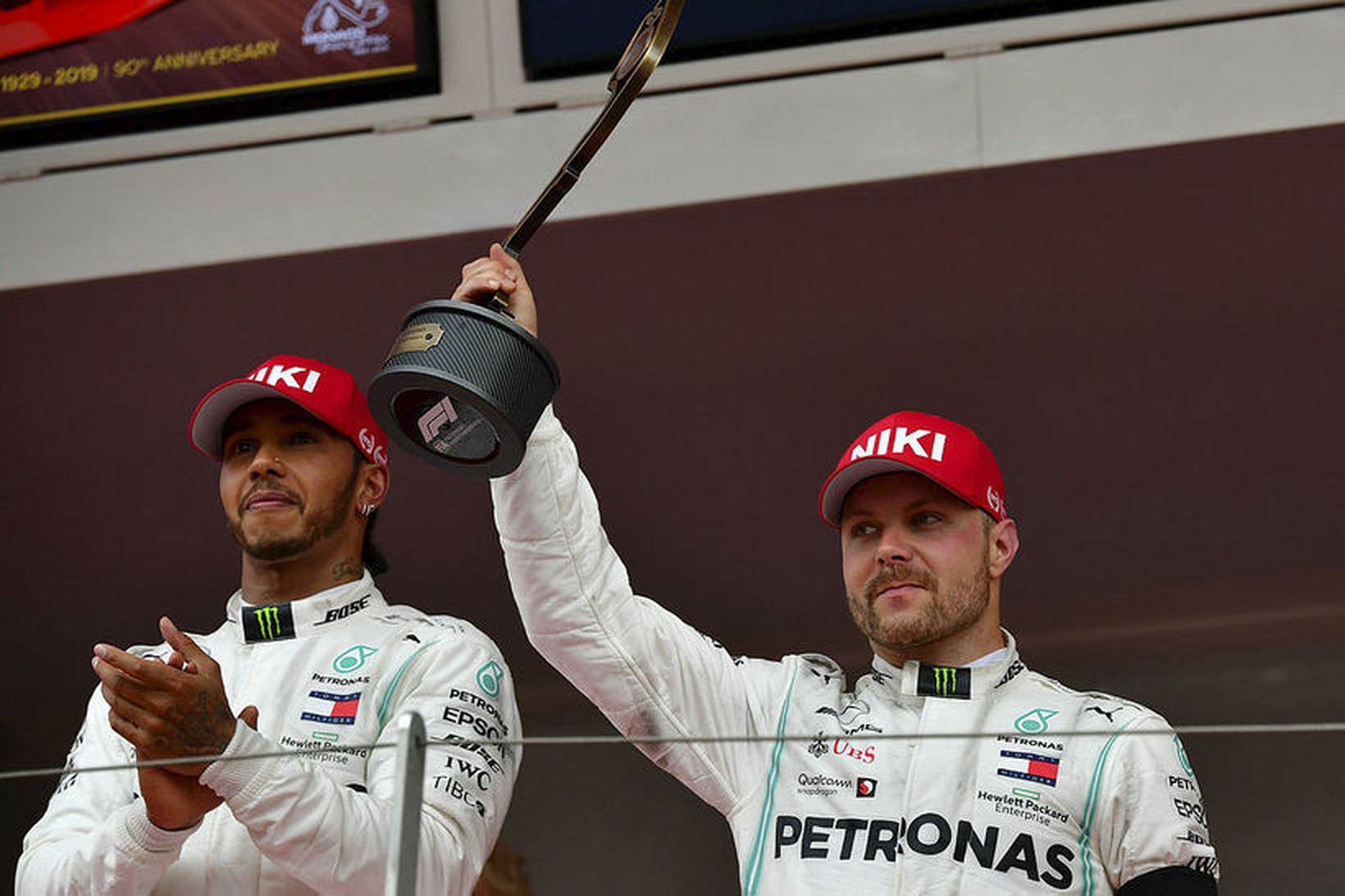 Valtteri Bottas (t.h.) og Lewis Hamilton á verðlaunapallinum í Mónakó.