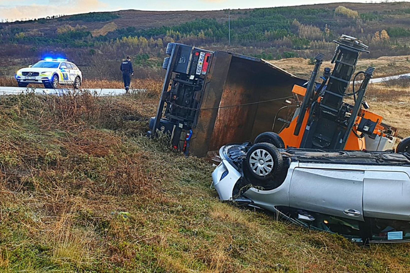 Frá vettvangi í morgun. Söltunarbíllilnn og fólksbíllinn utan vegar.