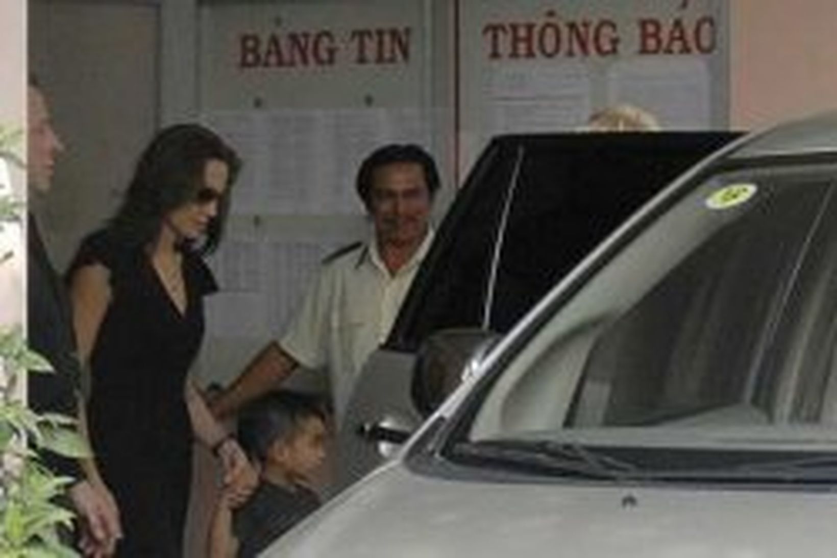 Angelina Jolie fer frá Tam Binh munaðarleysingjahælinu ásamt Maddox, syni …