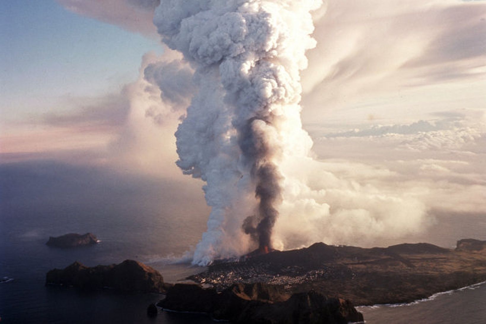 Eldgosið í Heimaey 1973. Rannsóknir sýna að Eldfell hefur kólnað …