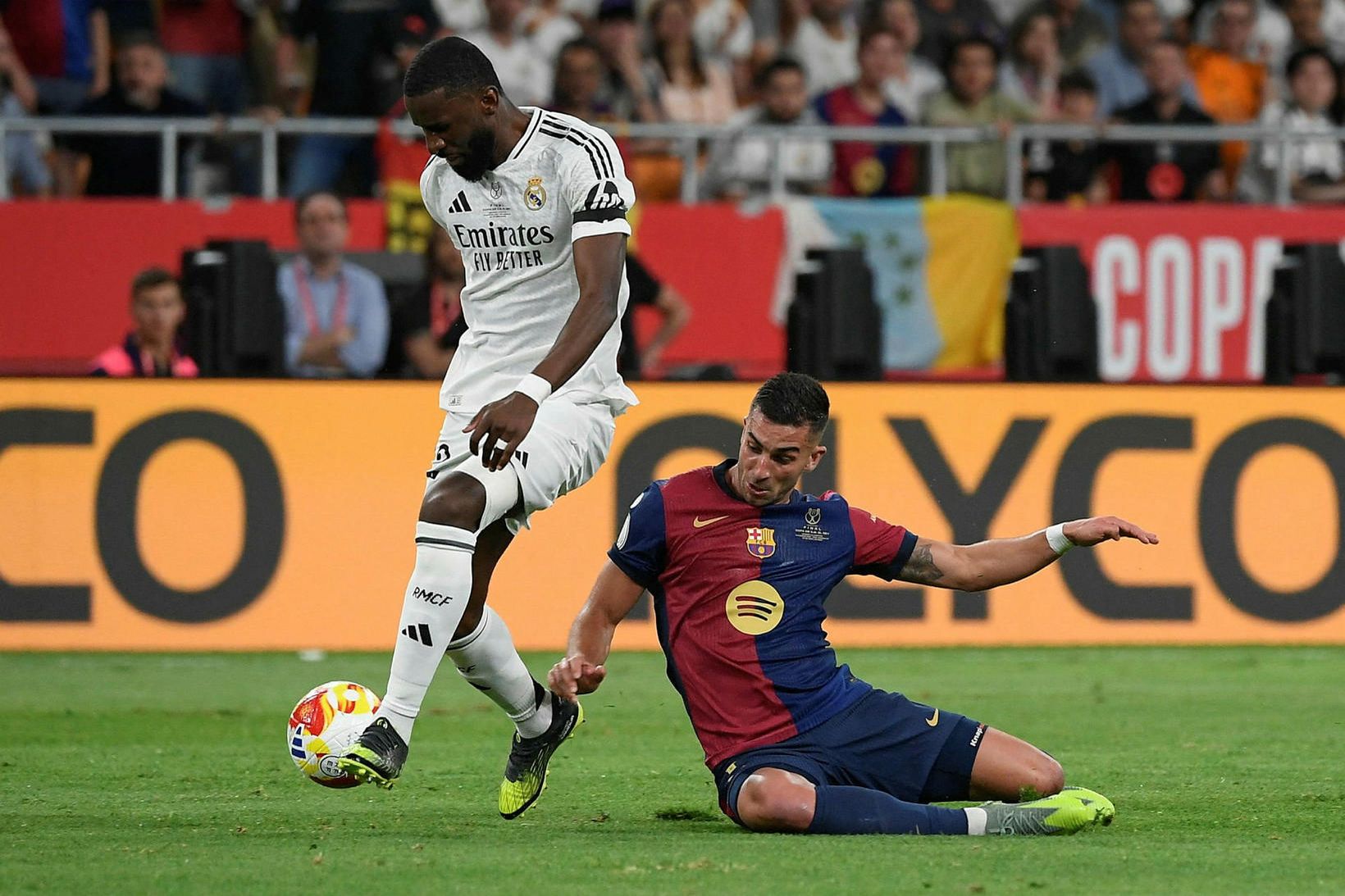 Antonio Rüdiger í baráttu við Ferran Torres í úrslitaleiknum á …