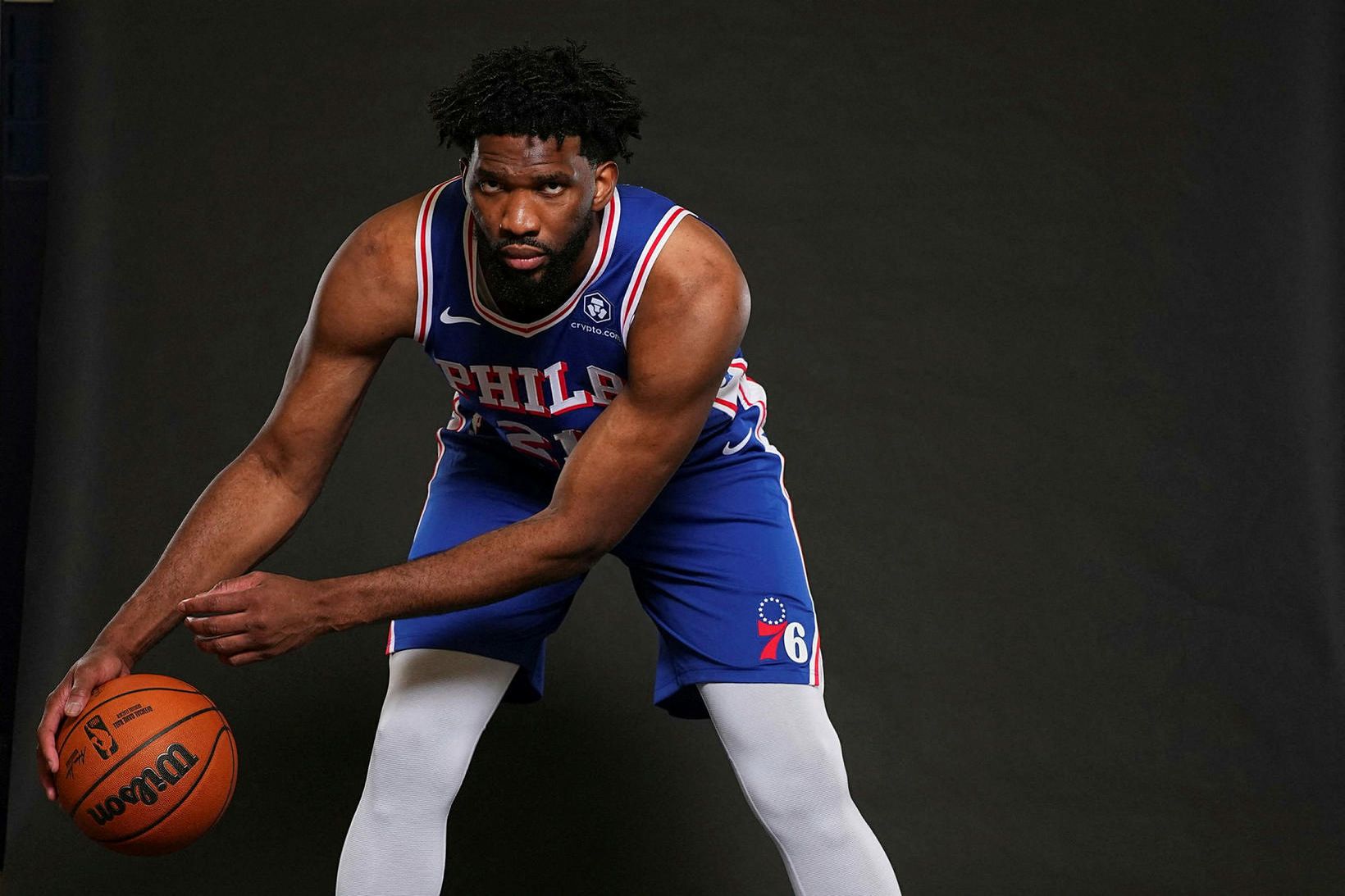 Joel Embiid er í veseni.