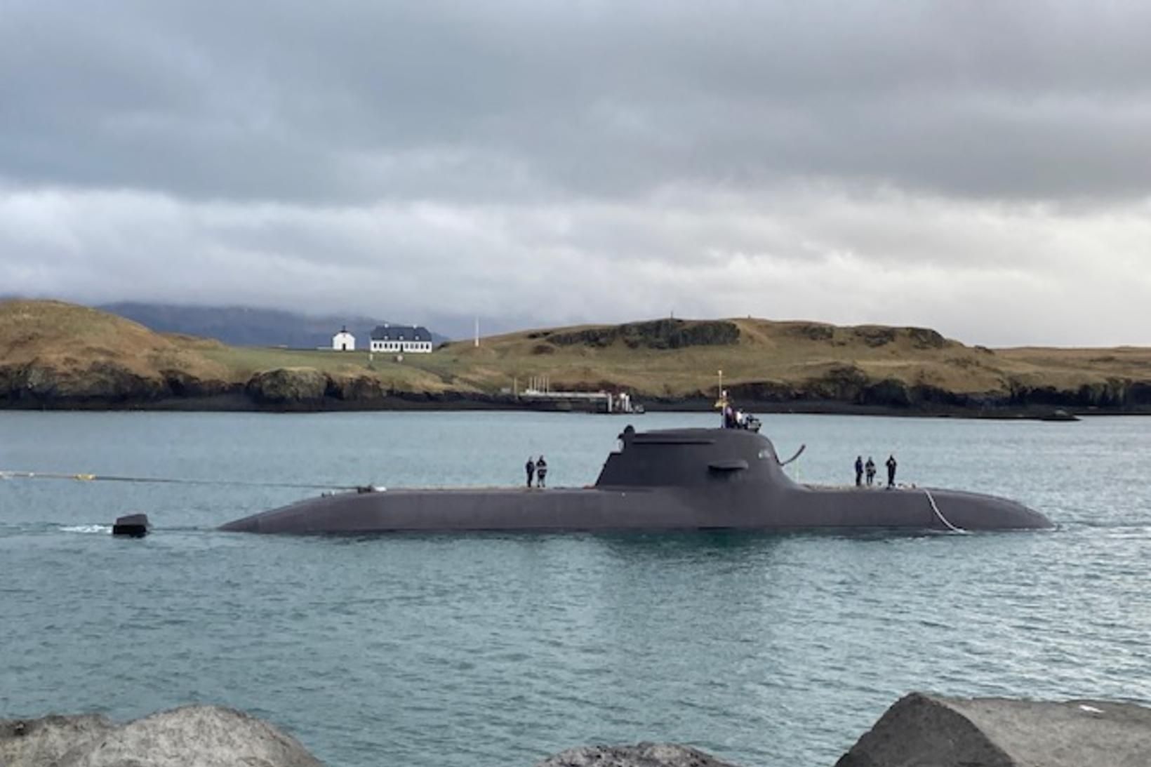 Kafbátur við Sundahöfn í morgun.