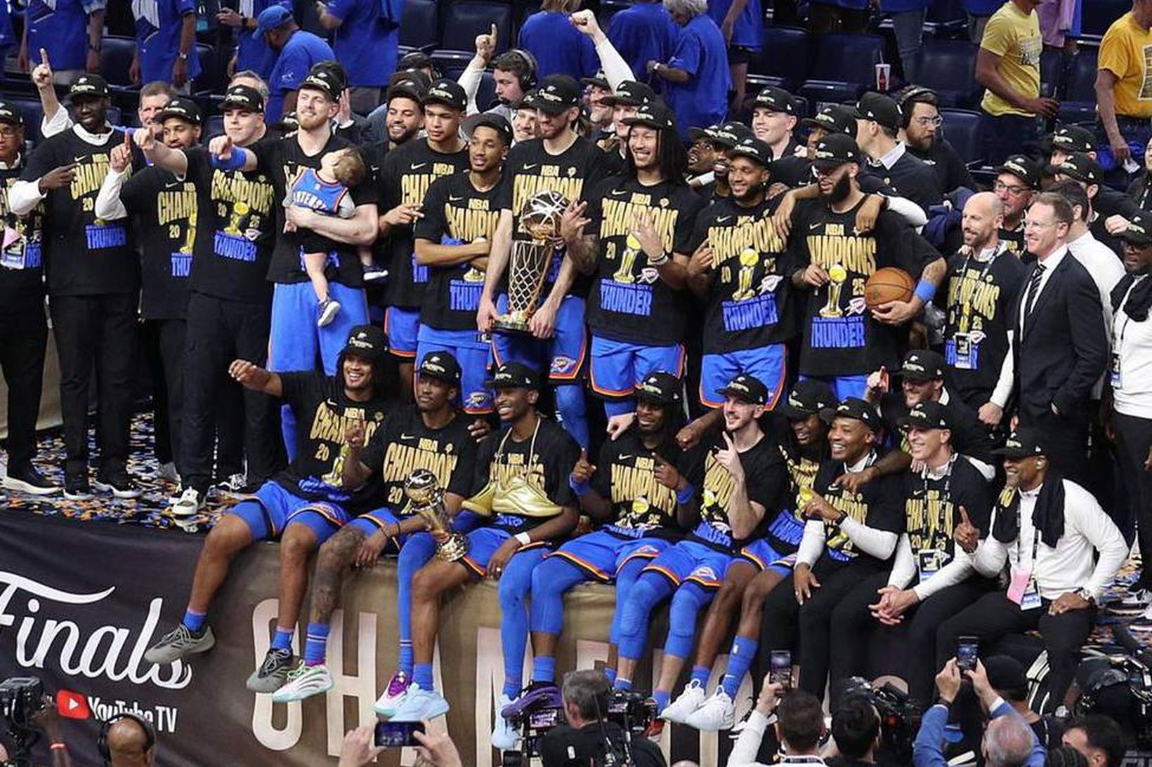 Oklahoma City Thunder með meistarabikar NBA 2024-25. Fyrir miðju í …