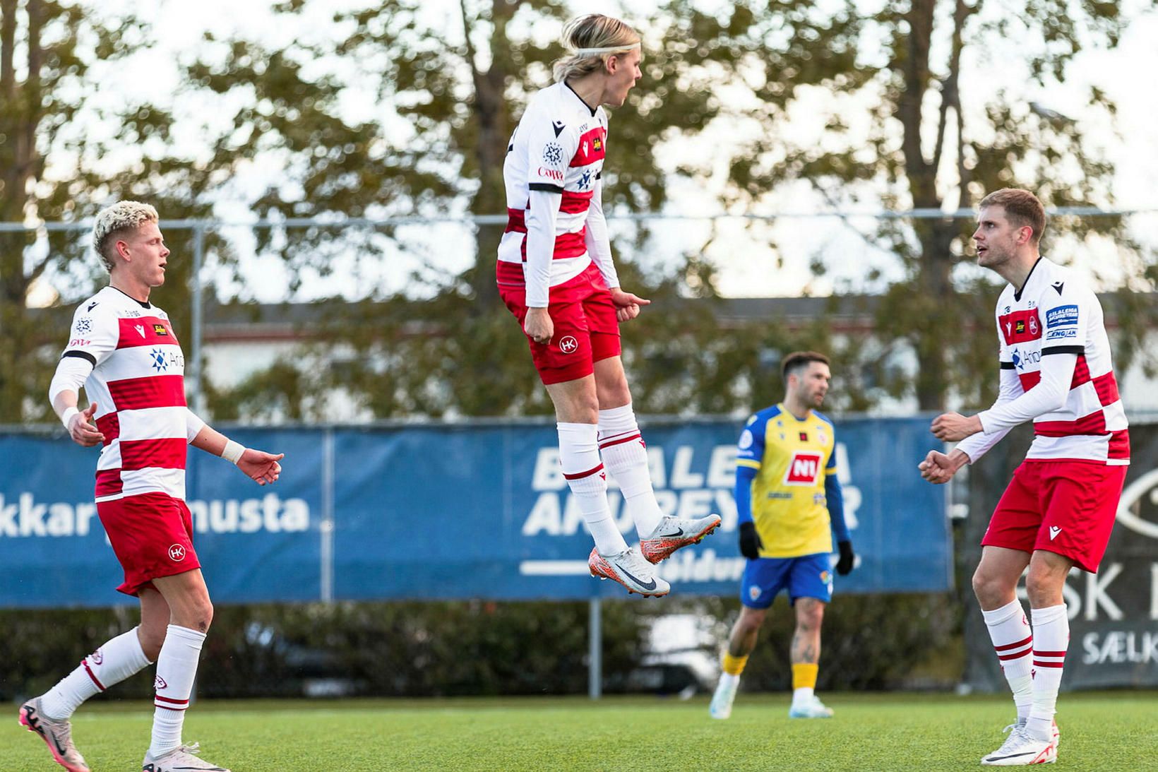 Dagur Örn Fjeldsted stekkur upp í leik HK gegn KA …