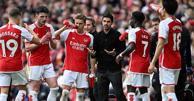 Mikel Arteta, þjálfari Arsenal, ræðir við leikmenn sína í leik við Bournemouth á heimavelli Arsenal …