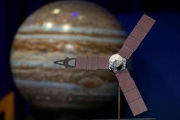 Þessi mynd frá NASA sýnir líkan geimfarsins Juno.