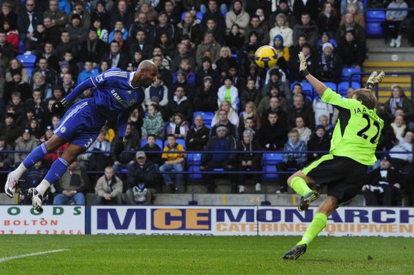 Nicolas Anelka skallar boltann í mark Bolton án þess að …