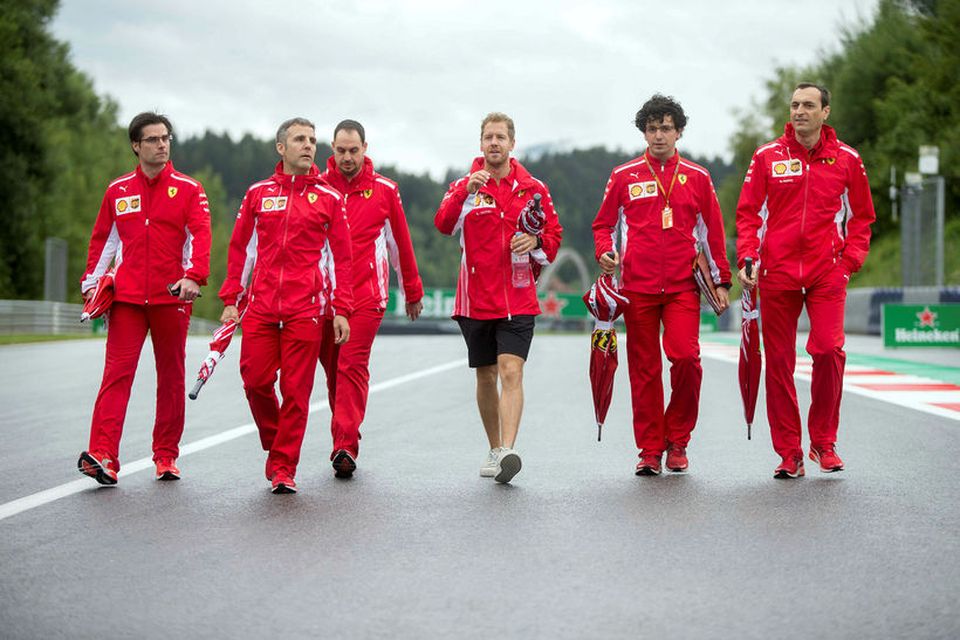 Sebastian Vettel (fyrir miðju) skoðar brautina í Speilberg í Austurríki ásamt nokkrum vélfræðingum sínum.