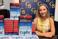 Vinsældir Eva Björg Ægisdóttir nýtur vaxandi vinsælda í Bretlandi. Hún fagnaði útgáfu bókar sinnar í Goldsboro-bókabúðinni í London í gær.