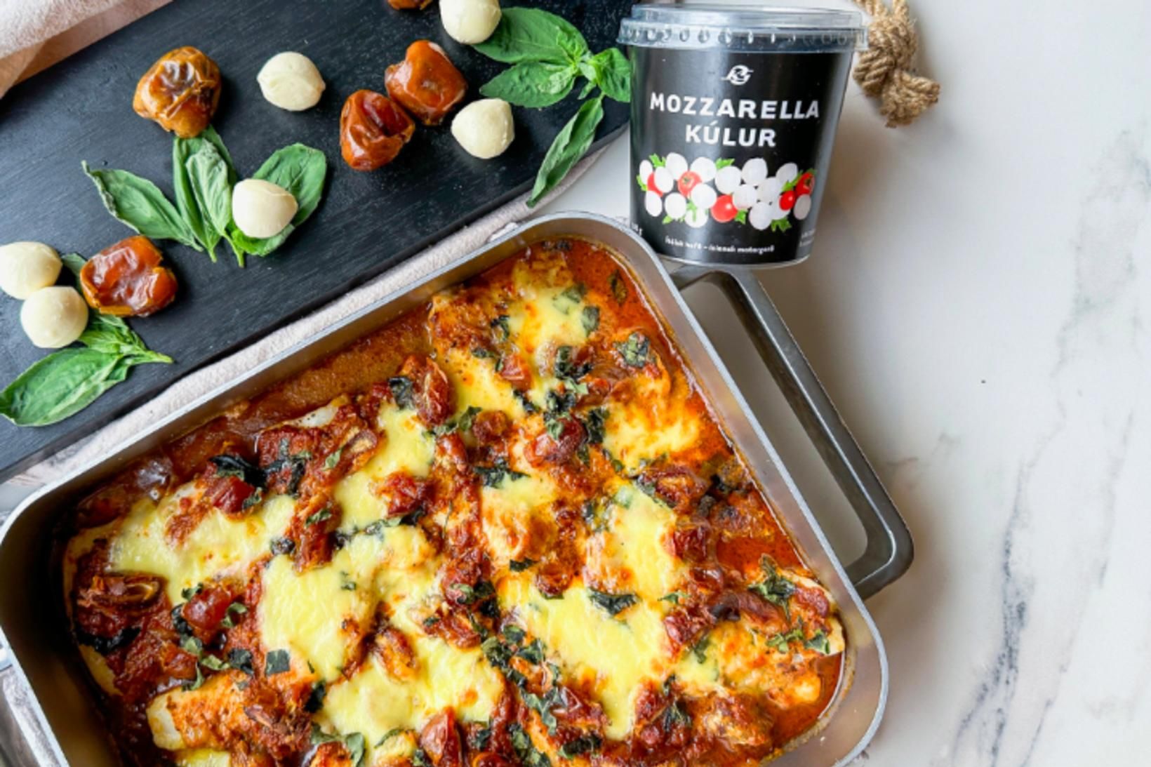 Girnilegur ofnbakaður fiskréttur með mozzarella-ostakúlum og pestó sem bráðnar í …