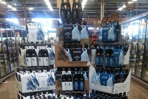 Einstök white ale and Einstök pale ale for sale in a US grocery store.