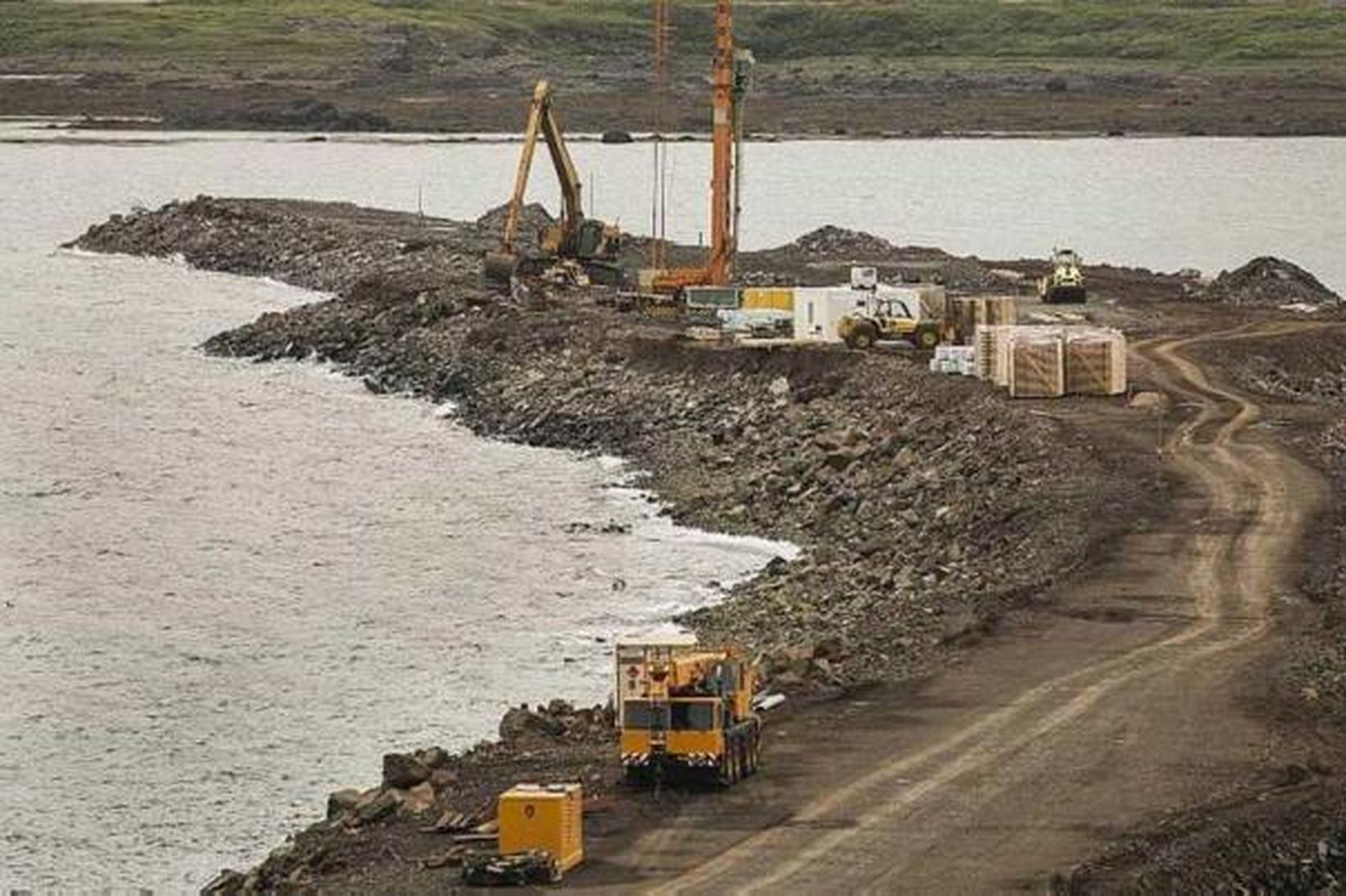 Unnið er af fullum krafti að smíði brúar í vegfyllingunni …